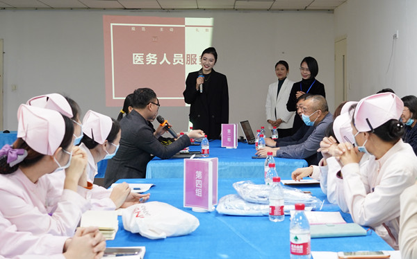 肇庆西江医院举行“医院人员规范文明礼仪”专题培训